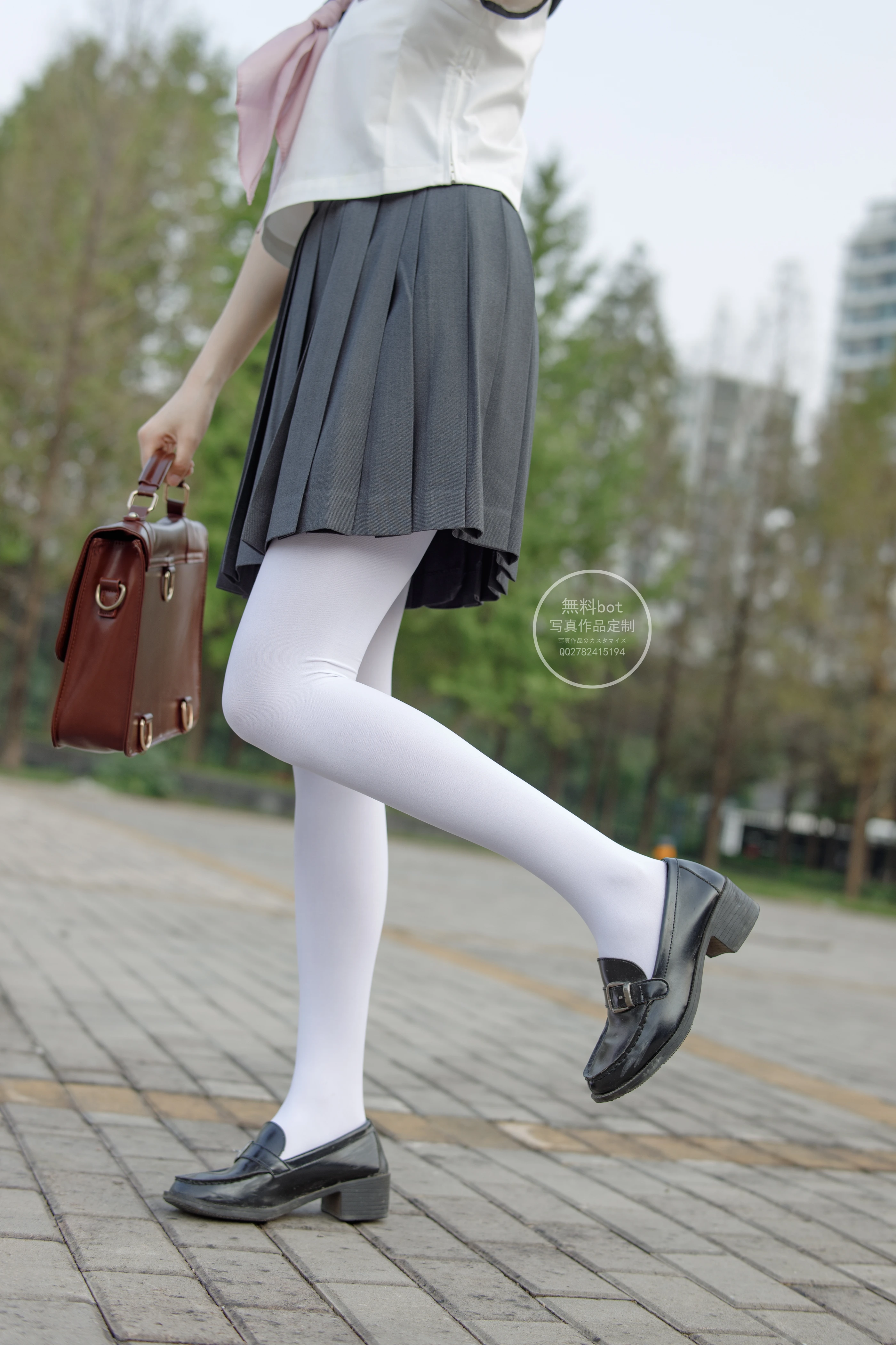 森萝财团 有料006  依依 户外白丝JK制服 [90P]插图5